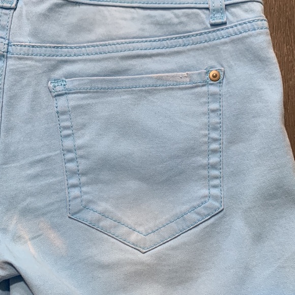 Lei Sky Blue Ashley Low-rise Midi Cuffed Shorts - Picture 4 of 10